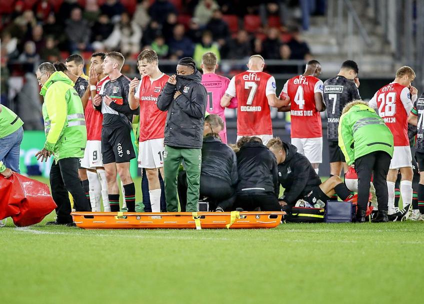 Bas Dost (34 de ani), atacantul lui NEC Nijmegen, s-a prăbușit în timpul meciului cu AZ Alkmaar. Jucătorul a fost resuscitat de medici chiar pe gazon. Foto: Imago