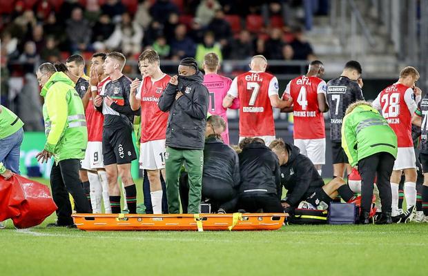 Scene cutremurătoare la AZ Alkmaar - NEC Nijmegen » Bas Dost, resuscitat pe gazon, după ce s-a prăbușit în timpul meciului! Partida a fost abandonată