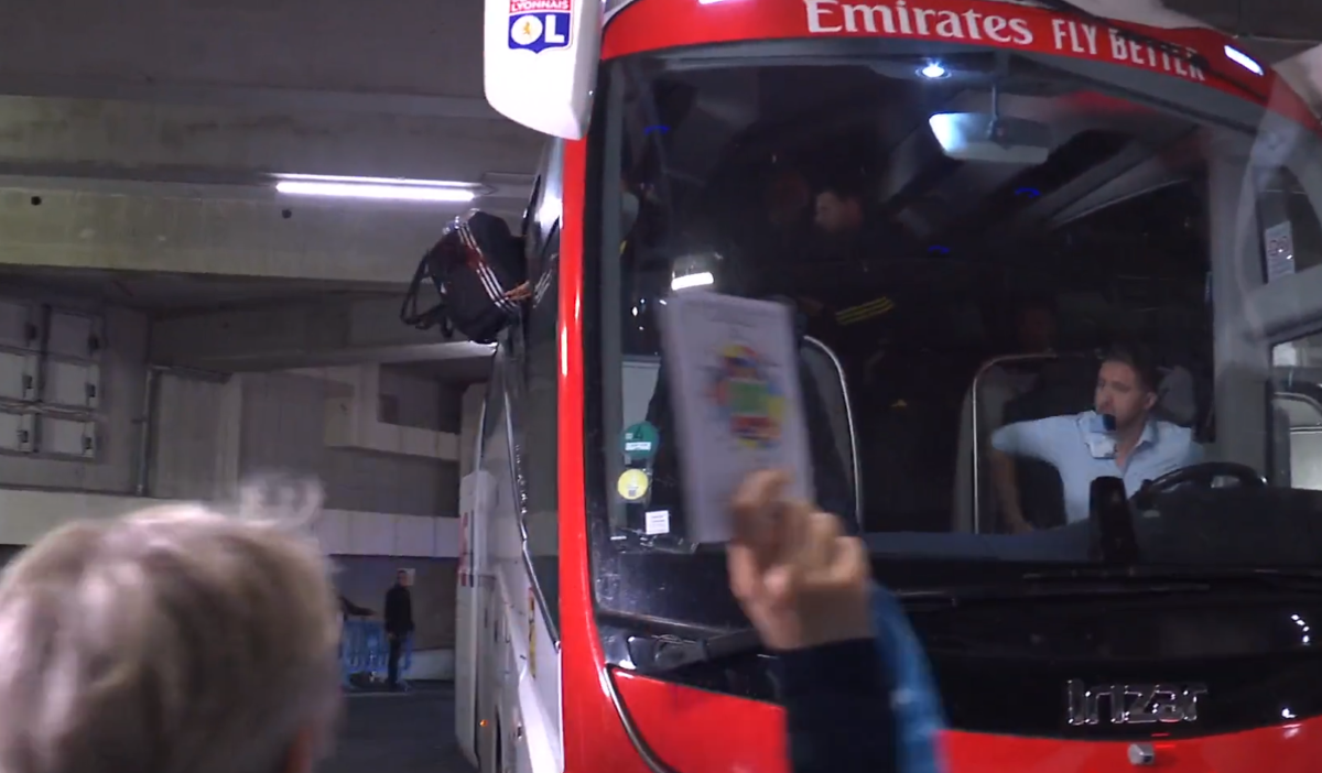 Fabio Grosso, imagini ȘOCANTE din Franța! Antrenorul lui Lyon, plin de sânge după ce autocarul a fost atacat de ultrașii lui Marseille! Meciul poate fi amânat