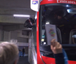 Imagini ȘOCANTE din Franța! Antrenorul lui Lyon, plin de sânge după ce autocarul a fost atacat de ultrașii lui Marseille! Captură: Prime Video