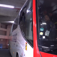 Imagini ȘOCANTE din Franța! Antrenorul lui Lyon, plin de sânge după ce autocarul a fost atacat de ultrașii lui Marseille! Captură: Prime Video