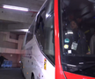 Imagini ȘOCANTE din Franța! Antrenorul lui Lyon, plin de sânge după ce autocarul a fost atacat de ultrașii lui Marseille! Captură: Prime Video