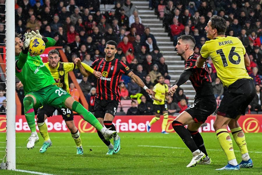 Ionuț Radu a salvat o fază dificilă în prelungiri. Foto: Getty Images „Debut în Premier League și prima victorie. Combinația ideală” » Ionuț Radu a salvat o fază dificilă în prelungiri! Va fi titular și cu Liverpool