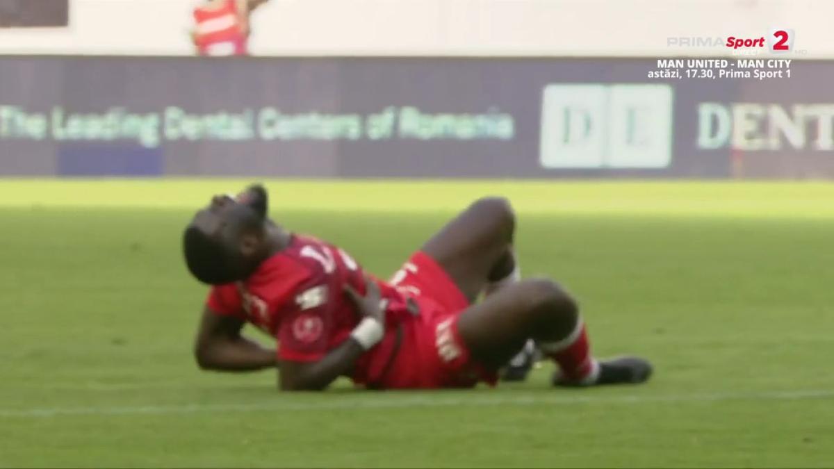 Prima repriză a meciului FCU Craiova - UTA, marcată de trei faze de arbitraj » Marian Barbu a avut nevoie de ajutorul VAR în două rânduri