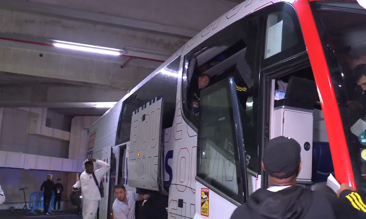Fabio Grosso, imagini ȘOCANTE din Franța! Antrenorul lui Lyon, plin de sânge după ce autocarul a fost atacat de ultrașii lui Marseille! Meciul poate fi amânat