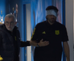 Imagini ȘOCANTE din Franța! Antrenorul lui Lyon, plin de sânge după ce autocarul a fost atacat de ultrașii lui Marseille! Captură: Prime Video