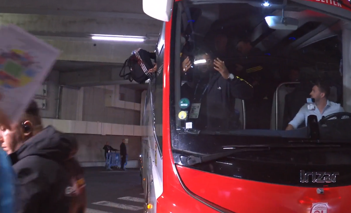 Fabio Grosso, imagini ȘOCANTE din Franța! Antrenorul lui Lyon, plin de sânge după ce autocarul a fost atacat de ultrașii lui Marseille! Meciul poate fi amânat