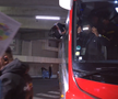 Imagini ȘOCANTE din Franța! Antrenorul lui Lyon, plin de sânge după ce autocarul a fost atacat de ultrașii lui Marseille! Captură: Prime Video