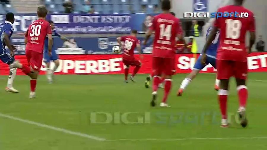 Foto: Captură Digi Sport Prima repriză a meciului FCU Craiova - UTA, marcată de trei faze de arbitraj » Marian Barbu a avut nevoie de ajutorul VAR în două rânduri