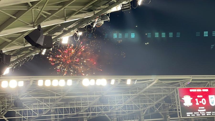 Suporterii giuleșteni au dat foc la artificii în afara arenei Ce nu s-a văzut la TV la Rapid - CSU Craiova: cine a apărut în peluza giuleștenilor + primele imagini cu Petrila după accidentare