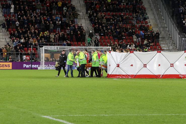 Bas Dost (34 de ani), atacantul lui NEC Nijmegen, s-a prăbușit în timpul meciului cu AZ Alkmaar. Jucătorul a fost resuscitat de medici chiar pe gazon. Foto: Imago