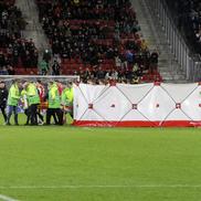 Bas Dost (34 de ani), atacantul lui NEC Nijmegen, s-a prăbușit în timpul meciului cu AZ Alkmaar. Jucătorul a fost resuscitat de medici chiar pe gazon. Foto: Imago