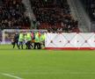Bas Dost (34 de ani), atacantul lui NEC Nijmegen, s-a prăbușit în timpul meciului cu AZ Alkmaar. Jucătorul a fost resuscitat de medici chiar pe gazon. Foto: Imago