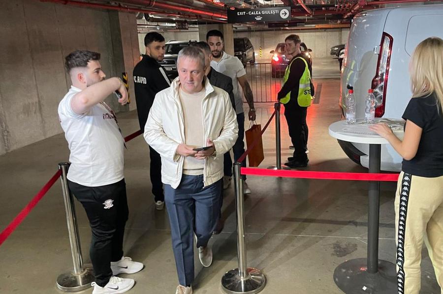 Patronul Craiovei a intrat la vestiar înaintea jocului pentru a-și mobiliza jucătorii Ce nu s-a văzut la TV la Rapid - CSU Craiova: cine a apărut în peluza giuleștenilor + primele imagini cu Petrila după accidentare