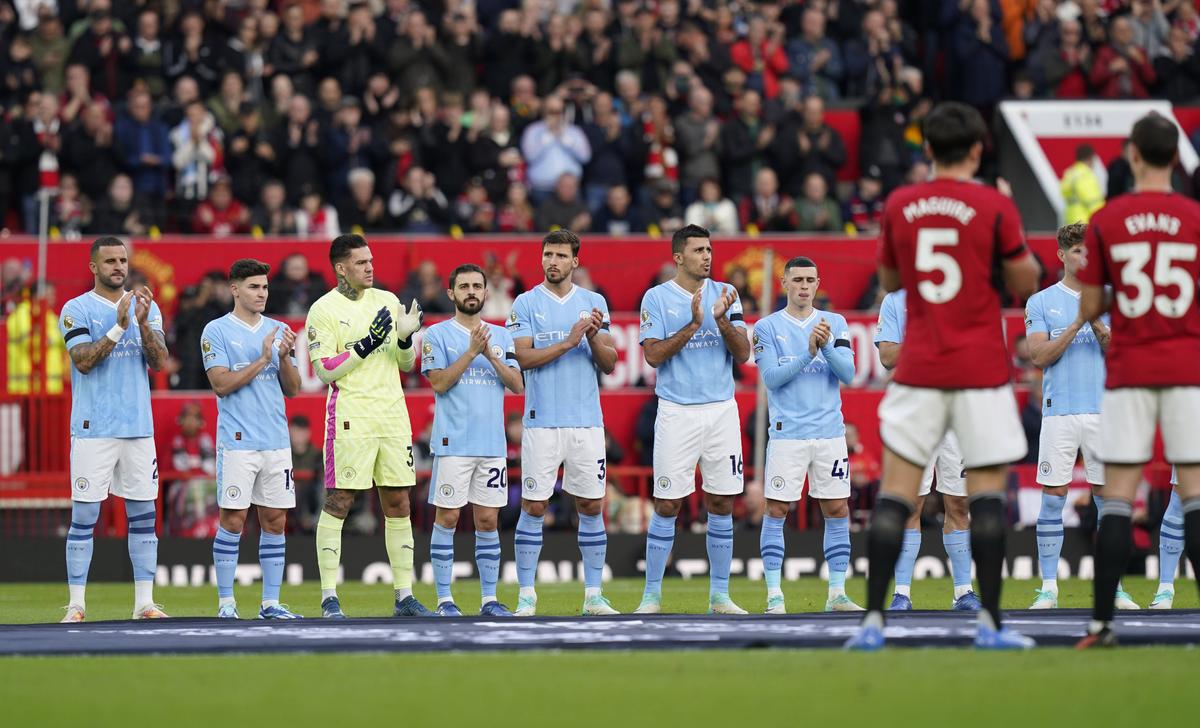 Manchester United, omagiu pentru Sir Bobby Charlton înainte de meciul cu City
