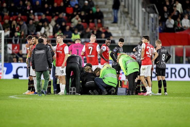 Bas Dost (34 de ani), atacantul lui NEC Nijmegen, s-a prăbușit în timpul meciului cu AZ Alkmaar. Jucătorul a fost resuscitat de medici chiar pe gazon. Foto: Imago
