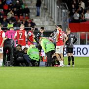 Bas Dost (34 de ani), atacantul lui NEC Nijmegen, s-a prăbușit în timpul meciului cu AZ Alkmaar. Jucătorul a fost resuscitat de medici chiar pe gazon. Foto: Imago