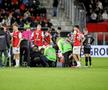Bas Dost (34 de ani), atacantul lui NEC Nijmegen, s-a prăbușit în timpul meciului cu AZ Alkmaar. Jucătorul a fost resuscitat de medici chiar pe gazon. Foto: Imago