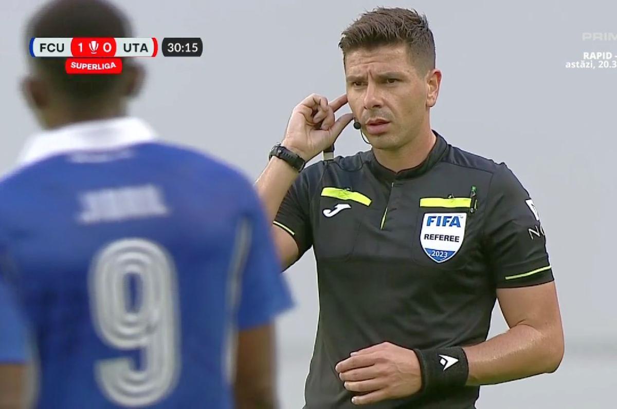 Prima repriză a meciului FCU Craiova - UTA, marcată de trei faze de arbitraj » Marian Barbu a avut nevoie de ajutorul VAR în două rânduri