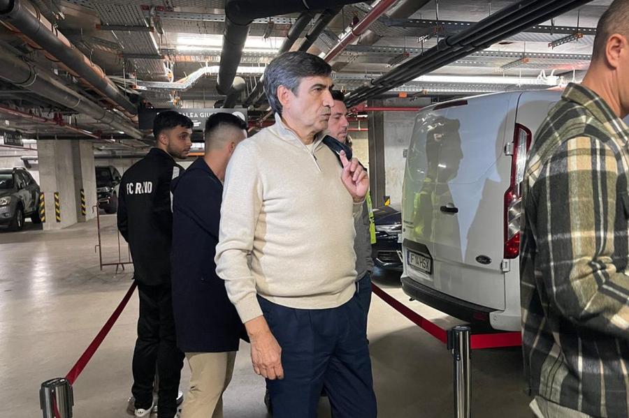 Victor Pițurcă prezent pentru Rapid- CSU Craiova Ce nu s-a văzut la TV la Rapid - CSU Craiova: cine a apărut în peluza giuleștenilor + primele imagini cu Petrila după accidentare