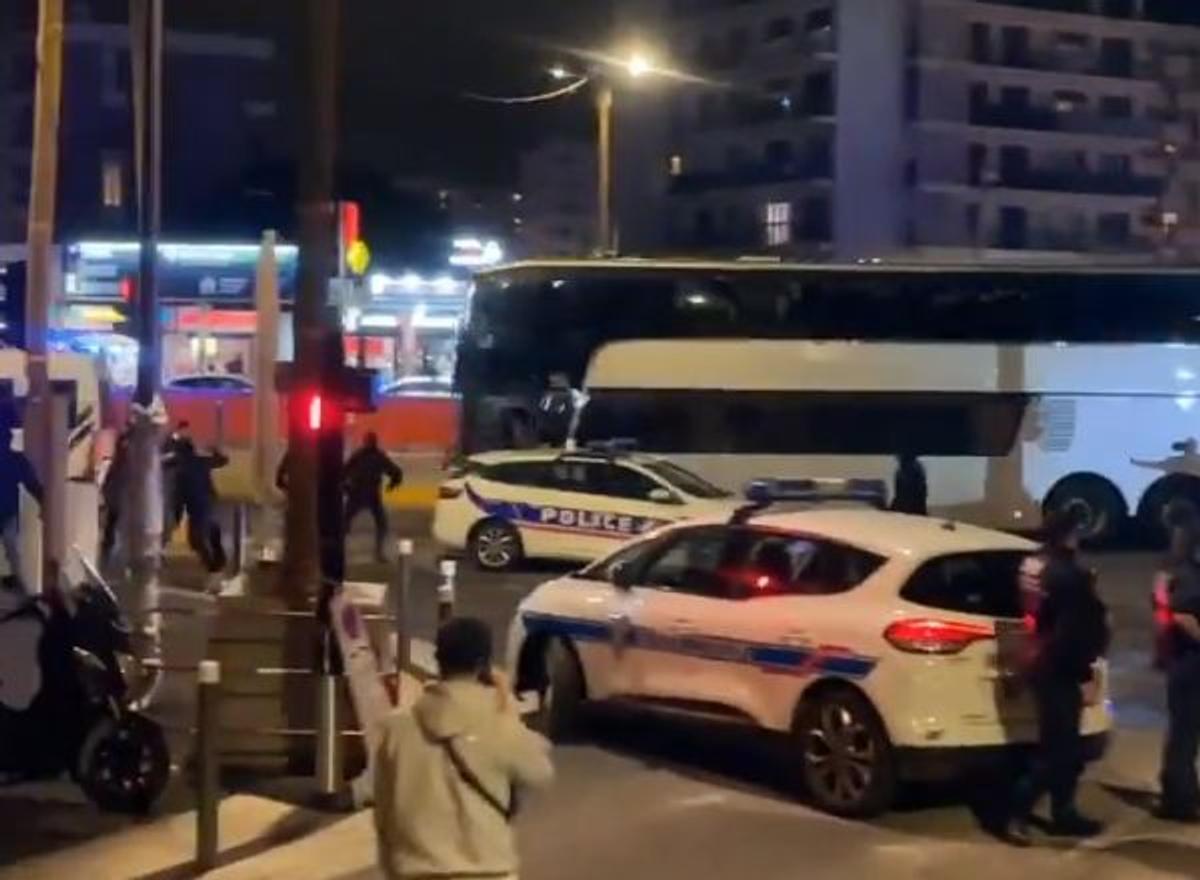 Fabio Grosso, imagini ȘOCANTE din Franța! Antrenorul lui Lyon, plin de sânge după ce autocarul a fost atacat de ultrașii lui Marseille! Meciul poate fi amânat