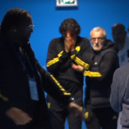 Imagini ȘOCANTE din Franța! Antrenorul lui Lyon, plin de sânge după ce autocarul a fost atacat de ultrașii lui Marseille! Captură: Prime Video