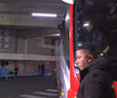 Imagini ȘOCANTE din Franța! Antrenorul lui Lyon, plin de sânge după ce autocarul a fost atacat de ultrașii lui Marseille! Captură: Prime Video