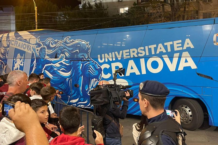 Autocarul Craiovei venit în Giulești Ce nu s-a văzut la TV la Rapid - CSU Craiova: cine a apărut în peluza giuleștenilor + primele imagini cu Petrila după accidentare