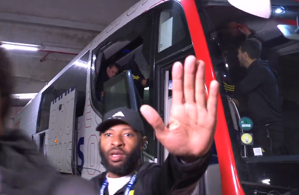 Fabio Grosso, imagini ȘOCANTE din Franța! Antrenorul lui Lyon, plin de sânge după ce autocarul a fost atacat de ultrașii lui Marseille! Meciul poate fi amânat