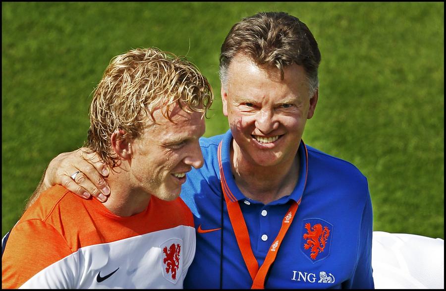 Dirk Kuyt și Louis van Gaal (2014). Foto: Imago Images „Am ținut lista: 60 de jucători erau în fața mea. La naționala Olandei n-a mai ajuns niciunul” » Povestea lui Dirk Kuyt, spusă chiar de legenda lui Liverpool
