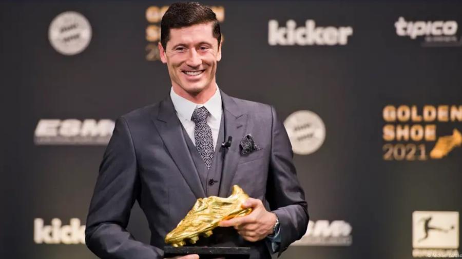 Ghetele de Aur cucerite de Robert Lewandowski (aici este cea din 2020-2021, cu Bayern) nu au fost suficiente ca polonezul să fie ales cel mai bun din lume / Foto: Imago Atacul caduc la statul-club!