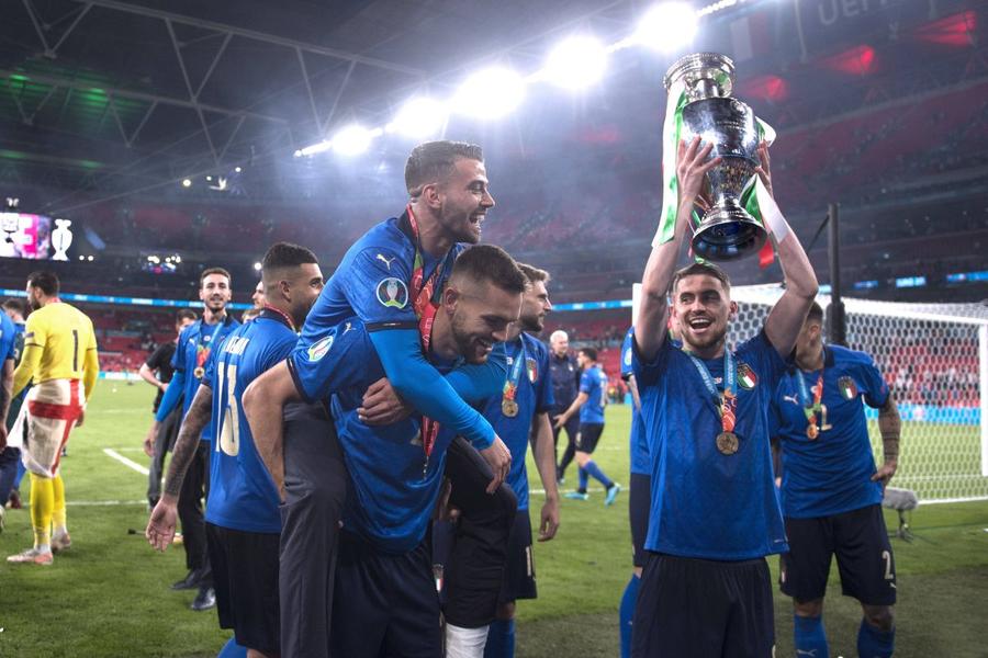 Italia lui Jorginho a cucerit total neașteptat trofeul la EURO 2020, după finala contra Angliei, pe Wembley / Foto: Imago Atacul caduc la statul-club!