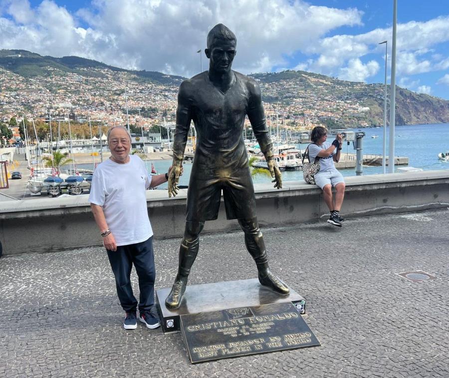 Ovidiu Ioanițoaia, lângă statuia care îl înfățișează pe Cristiano Ronaldo din Funchal O seară tristă