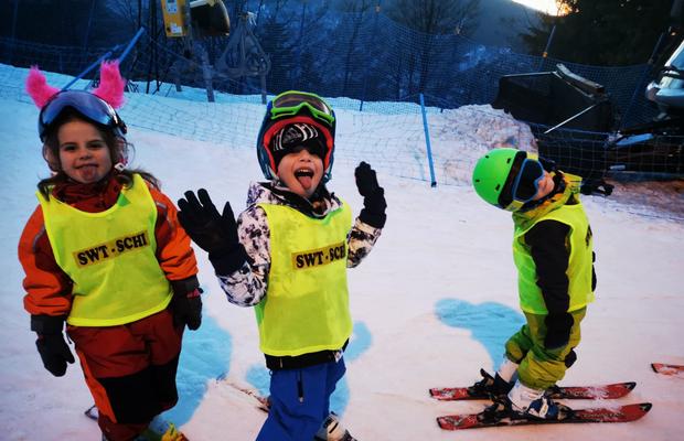 Tot ce trebuie să știi despre taberele de ski pentru orice nivel: distracție și învățare la superlativ