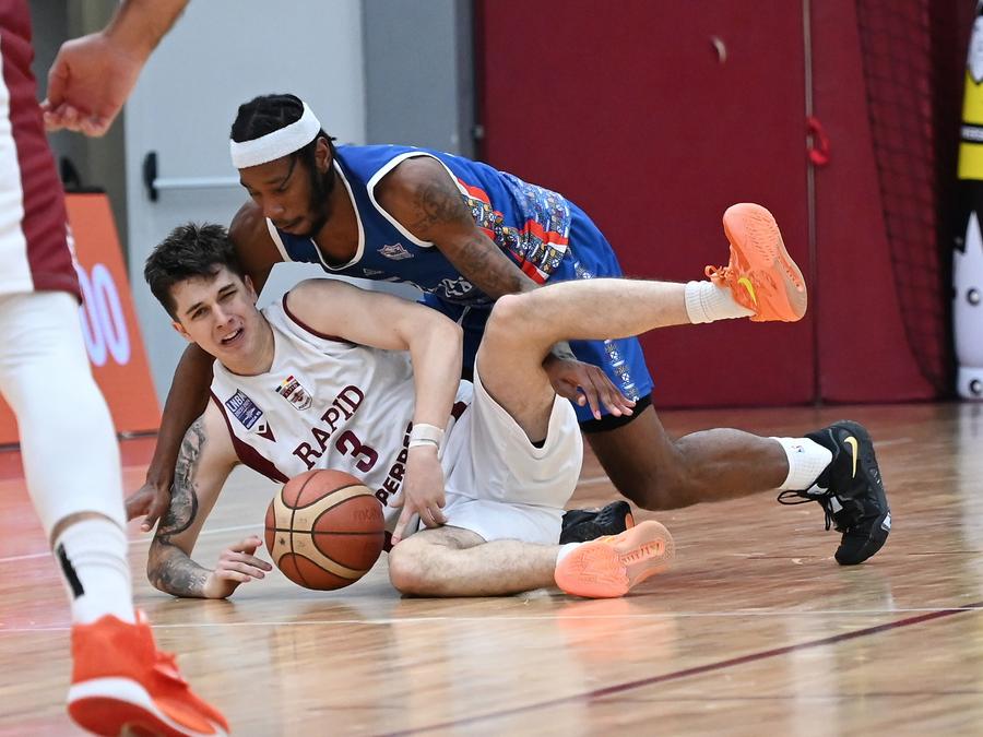 Shakem Johnson (în albastru) a evoluat un sezon la CSM Galați Carmen Tocală, șefa FRB, primă reacție despre investigația dezvăluită de GSP: „Tot campionatul e în anchetă de pariuri ilegale. Am angajat detectivi. Nu vom mai transmite meciurile live”