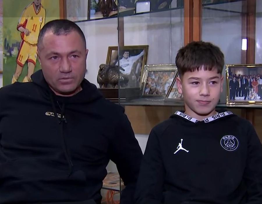 Adrian Ilie, alături de nepotul lui, Bogdan. Foto: captură Antena 1 Țineți minte numele: noul puști-minune descoperit de Hagi e „Bombiță”, fiul lui Sabin Ilie! » Gol de senzație pentru Farul, cu procedeul lui Zidane!