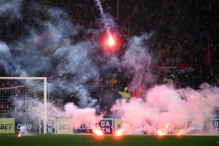 Suporterii lui Genoa au aruncat cu fumigene pe teren la meciul cu Cremonese / Foto: Imago Images