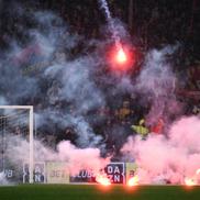 Suporterii lui Genoa au aruncat cu fumigene pe teren la meciul cu Cremonese / Foto: Imago Images