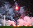 Suporterii lui Genoa au aruncat cu fumigene pe teren la meciul cu Cremonese / Foto: Imago Images