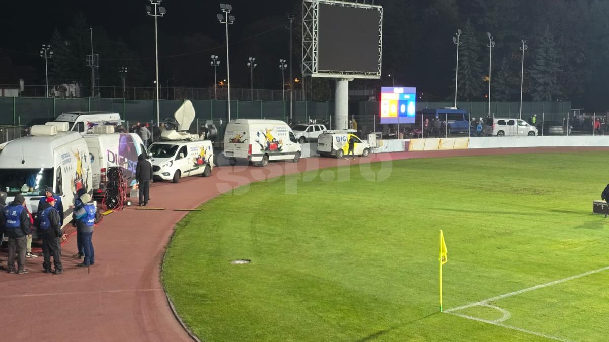 Ne-am întors în anii '90 » Imagini uluitoare de la Bistrița, înainte de Gloria - FCSB: fără scaune în tribune, iar peluza stă să CADĂ!