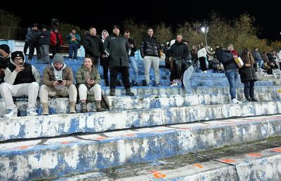 Ne-am întors în anii '90 » Imagini uluitoare de la Bistrița, înainte de Gloria - FCSB: fără scaune în tribune, iar peluza stă să CADĂ!