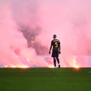 Suporterii lui Genoa au aruncat cu fumigene pe teren la meciul cu Cremonese / Foto: Imago Images