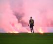 Suporterii lui Genoa au aruncat cu fumigene pe teren la meciul cu Cremonese / Foto: Imago Images