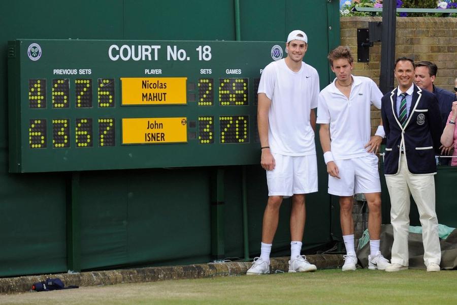 John Isner, Nicolas Mahut și arbitru Mohamed Lahyani după cel mai lung meci de tenis din istorie Foto: Imago Images Și-a încheiat cariera la Paris, la 43 de ani, după ce în 2010 a fost unul dintre protagoniștii celui mai lung meci din istorie