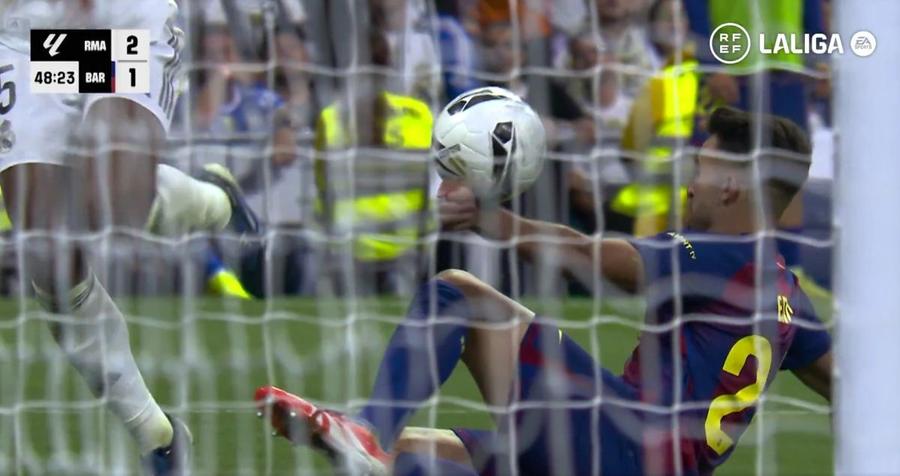 Mingea centrată de Jude Bellingham a fost deviată cu mâna de Eric Garcia imediat după pauză în Real Madrid - Barcelona 2-1 / Foto: X RFEF Verdict oficial despre penalty-ul refuzat lui Vinicius Jr. în El Clasico » „Decizie greșită!”