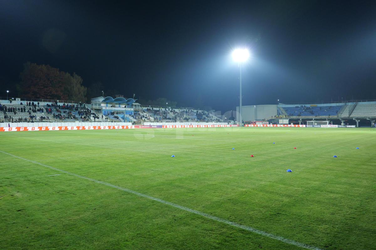 Ne-am întors în anii '90 » Imagini uluitoare de la Bistrița, înainte de Gloria - FCSB: fără scaune în tribune, iar peluza stă să CADĂ!