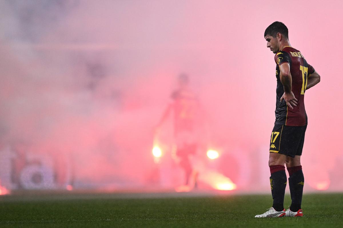 Suporterii lui Genoa au aruncat cu fumigene pe teren