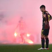 Suporterii lui Genoa au aruncat cu fumigene pe teren la meciul cu Cremonese / Foto: Imago Images