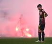 Suporterii lui Genoa au aruncat cu fumigene pe teren la meciul cu Cremonese / Foto: Imago Images