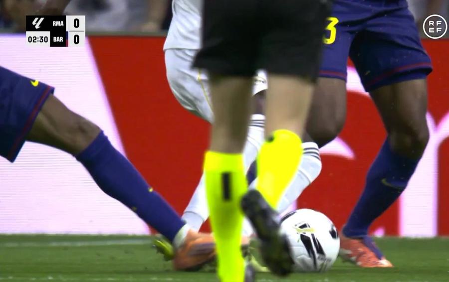 Polemica imensă produsă după penaltyul retras lui Real Madrid în derbyul cu Barcelona, la duelul pentru între minge Vinicius Jr. și Lamine Yamal / Foto: X RFEF Verdict oficial despre penalty-ul refuzat lui Vinicius Jr. în El Clasico » „Decizie greșită!”